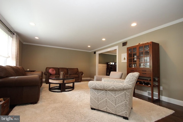 living room with visible vents, recessed lighting, and baseboards