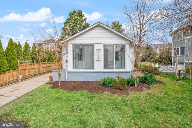 2621 2nd Rd N, Arlington, VA 22201 - view of front of property featuring fence and a front lawn