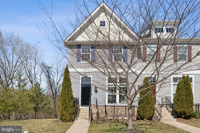 view of front facade with a front yard