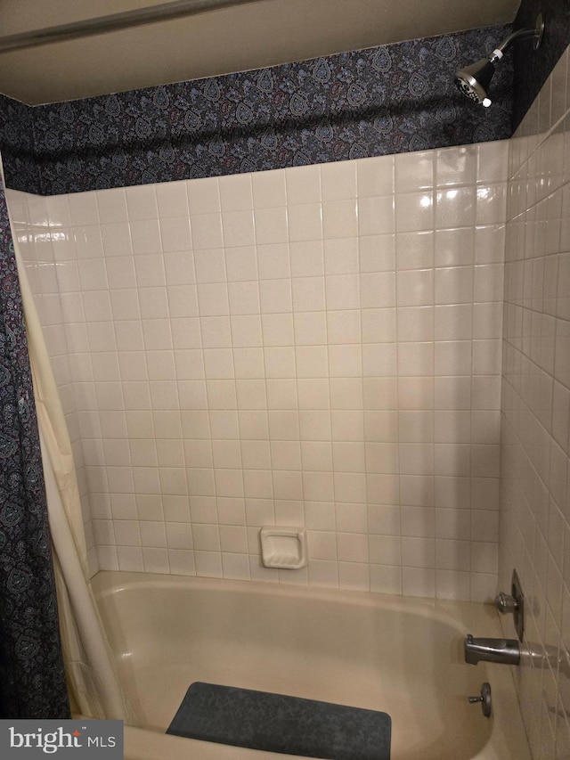 bathroom featuring shower / tub combo