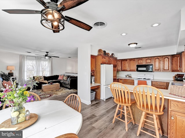 dining space featuring visible vents, recessed lighting, light wood-type flooring, and ceiling fan