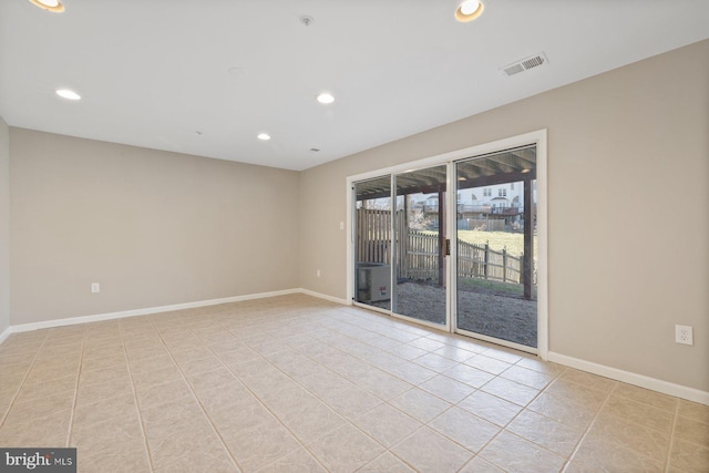 unfurnished room featuring visible vents, recessed lighting, and baseboards