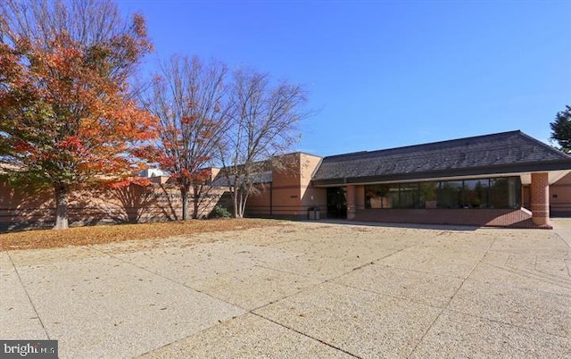 view of front of house featuring driveway