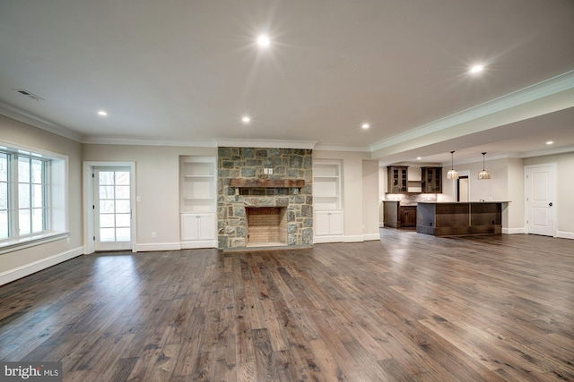 unfurnished living room featuring dark wood-style floors, visible vents, baseboards, recessed lighting, and ornamental molding