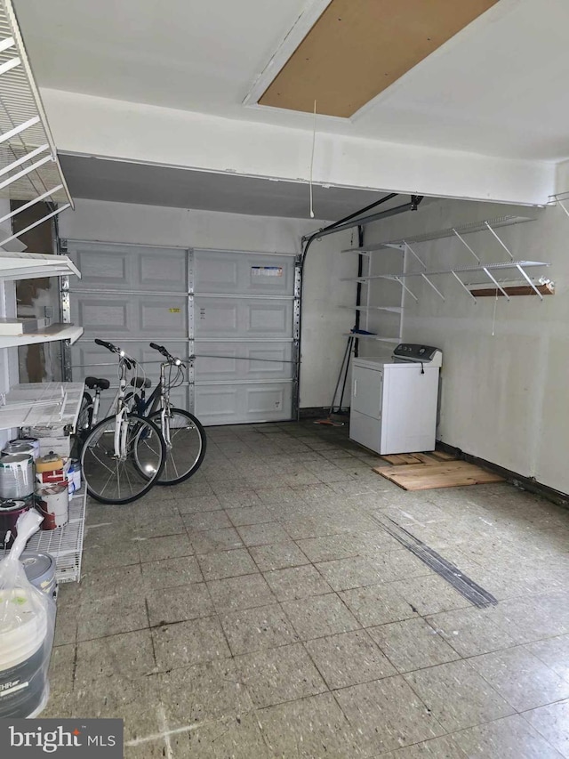 garage featuring washer / dryer