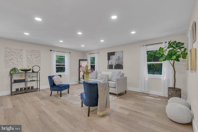 living area featuring recessed lighting, light wood-type flooring, and baseboards