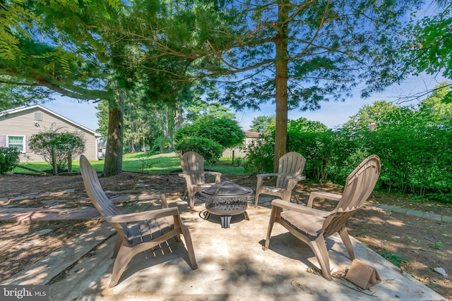 view of patio with an outdoor fire pit