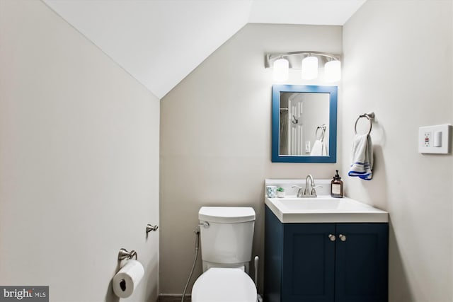 full bath with curtained shower, toilet, vanity, and vaulted ceiling