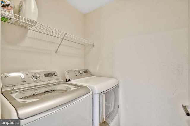 laundry room with laundry area and independent washer and dryer