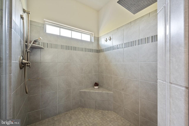 full bathroom featuring tiled shower