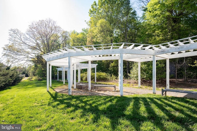 view of yard featuring a pergola