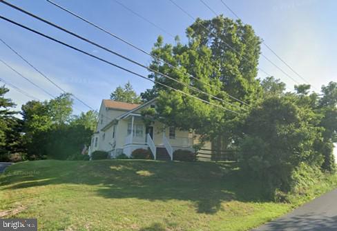 view of side of property featuring a yard