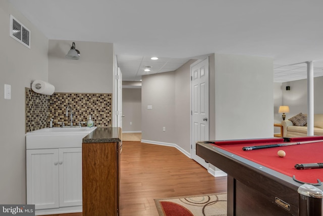 rec room with visible vents, light wood-type flooring, billiards, a sink, and baseboards