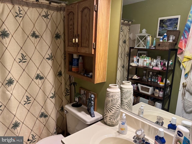 full bathroom featuring a shower with curtain, toilet, and vanity