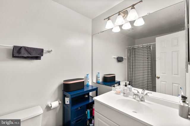 full bathroom with toilet, vanity, and a shower with curtain