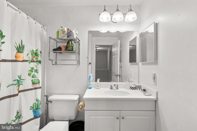 full bath featuring toilet, vanity, and a shower with curtain