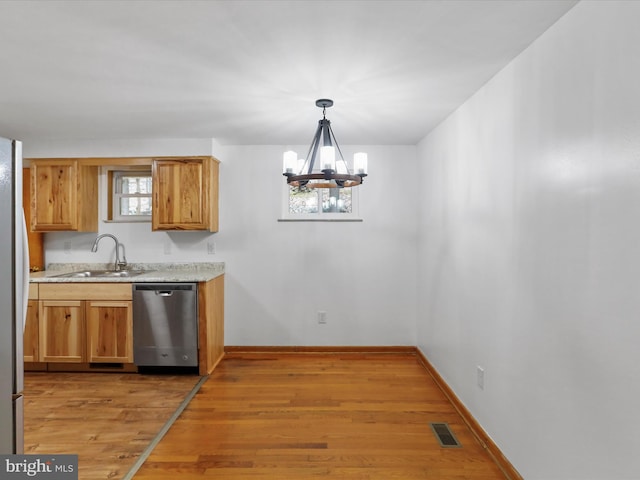 kitchen with visible vents, a chandelier, light wood-style flooring, stainless steel dishwasher, and a sink