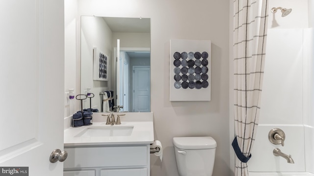 full bathroom with toilet, vanity, and shower / bath combo