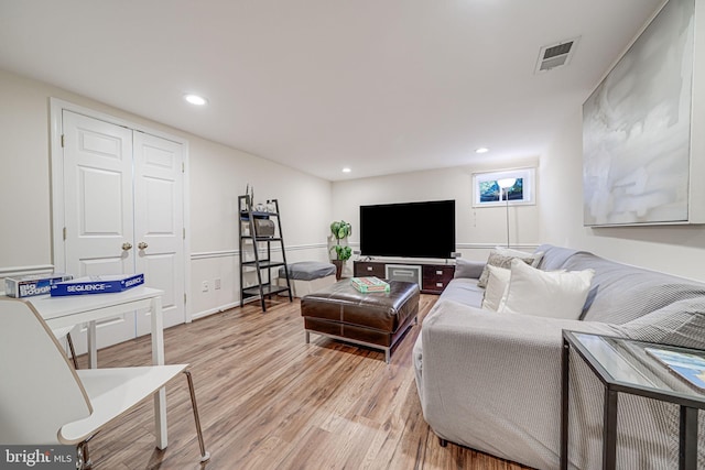 living room featuring recessed lighting, visible vents, and light wood-style flooring