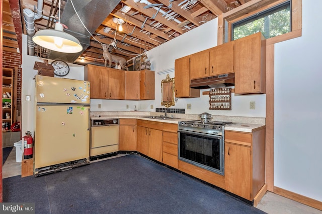 kitchen with freestanding refrigerator, a sink, electric range oven, under cabinet range hood, and dishwasher