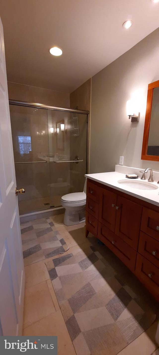 full bath featuring vanity, toilet, recessed lighting, and a stall shower