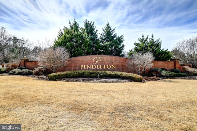 community / neighborhood sign featuring a lawn