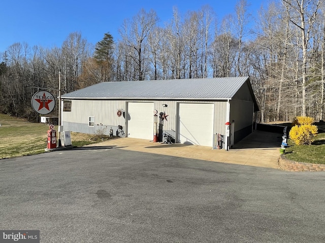 view of outdoor structure with an outbuilding