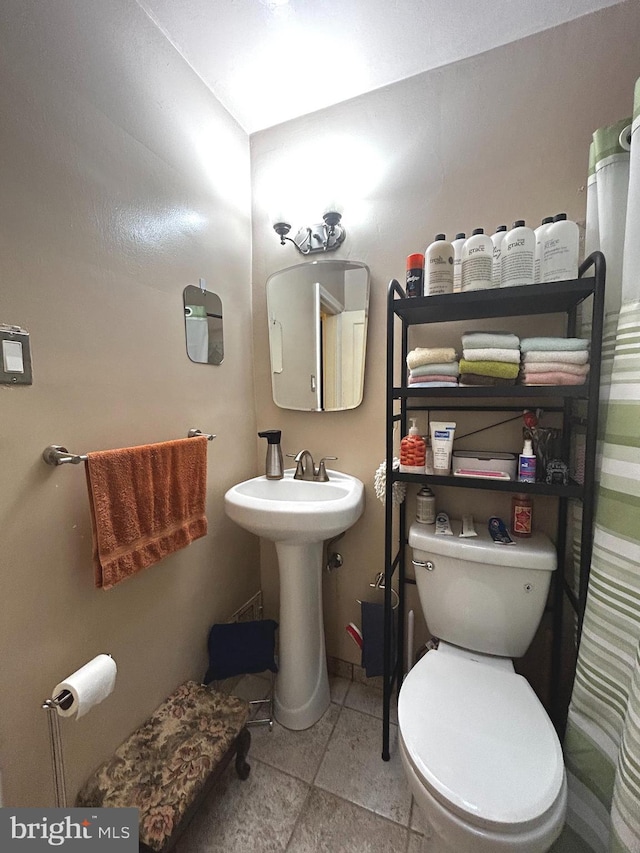 2834 Edgecombe Cir S, Baltimore, MD 21215 - bathroom featuring toilet and a sink