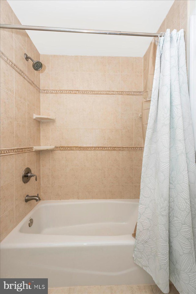 bathroom featuring shower / bath combo with shower curtain