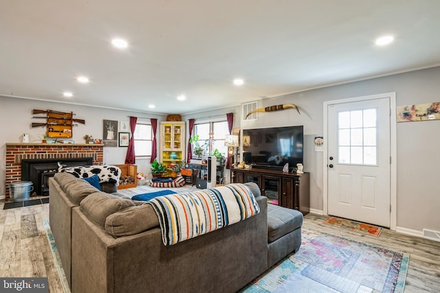 living area featuring visible vents, recessed lighting, baseboards, and light wood finished floors