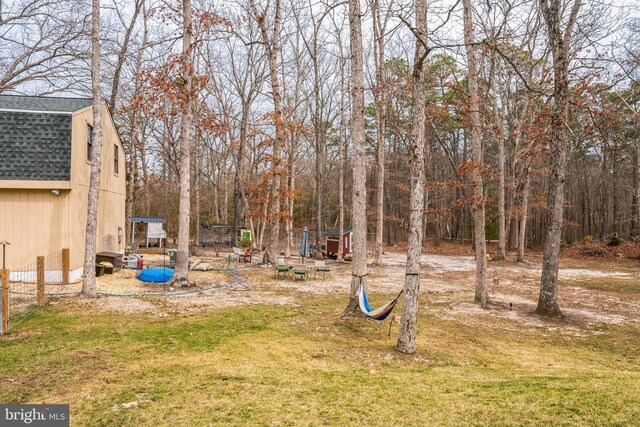 view of yard featuring an outbuilding
