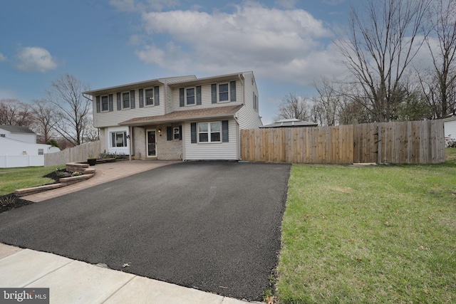 view of front of property featuring fence and a front lawn