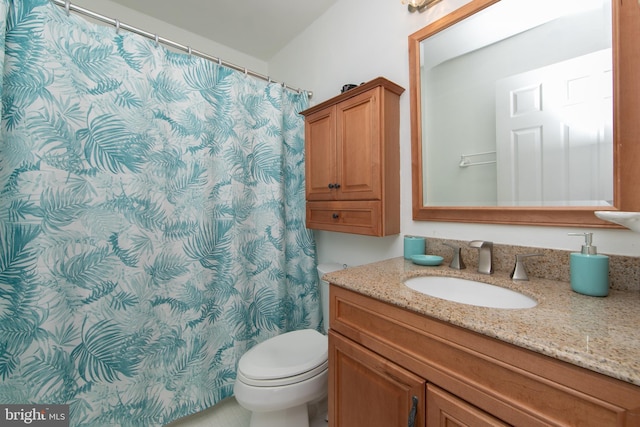 full bathroom featuring curtained shower, toilet, and vanity