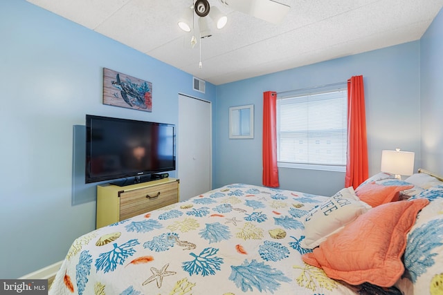 bedroom featuring visible vents, baseboards, a closet, and ceiling fan