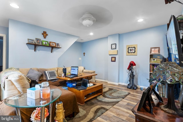 living room with recessed lighting, wood finished floors, baseboards, and ceiling fan