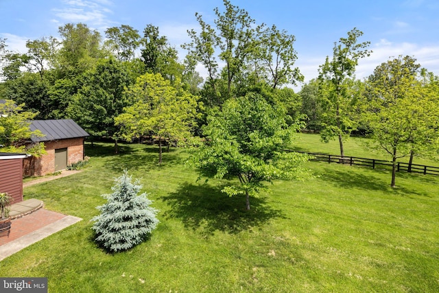 view of yard with an outdoor structure