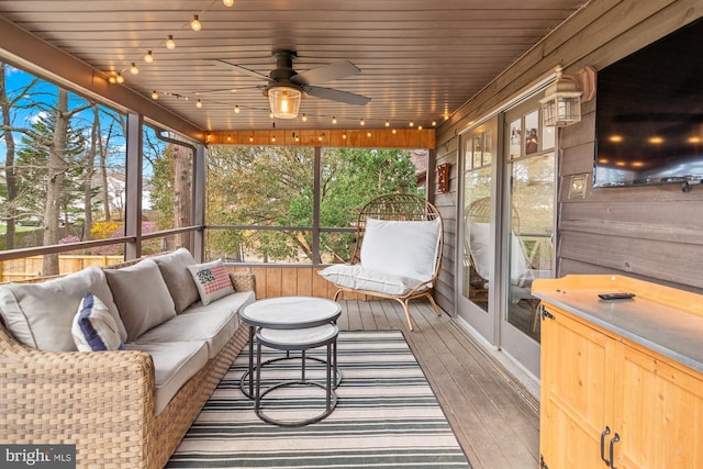 sunroom with outdoor lounge area and ceiling fan