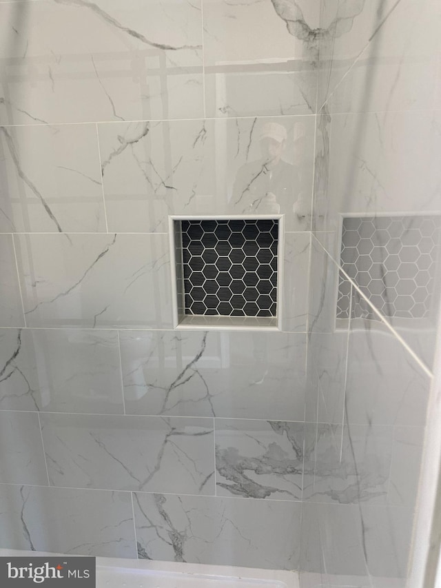 details featuring tiled shower