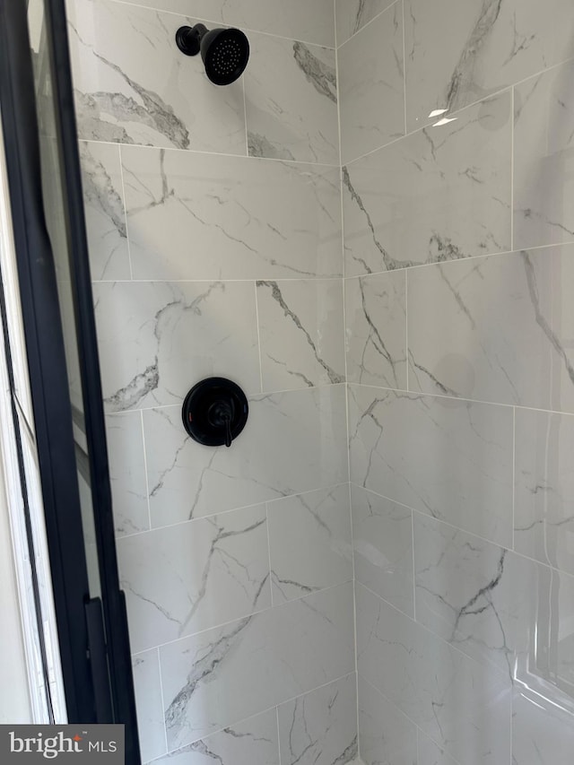 interior details with a tile shower