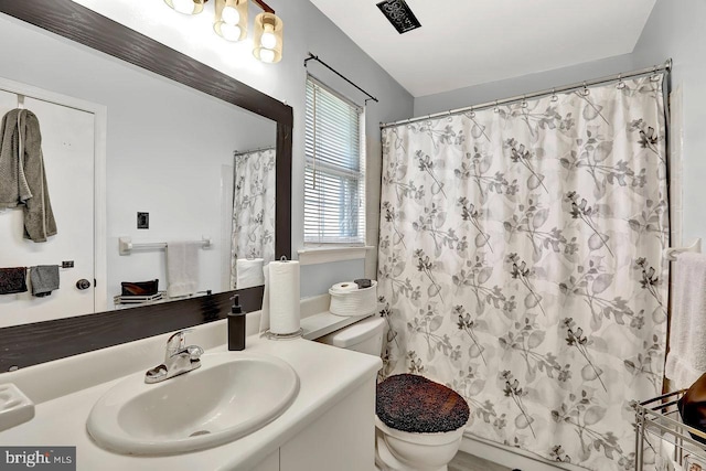 full bathroom with a shower with shower curtain, toilet, and vanity