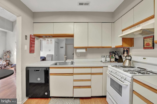 kitchen with visible vents, a sink, under cabinet range hood, dishwasher, and white gas range