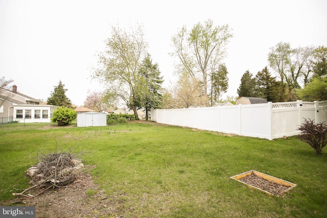 view of yard featuring an outdoor structure, a shed, and fence