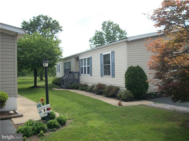 manufactured / mobile home featuring a front yard