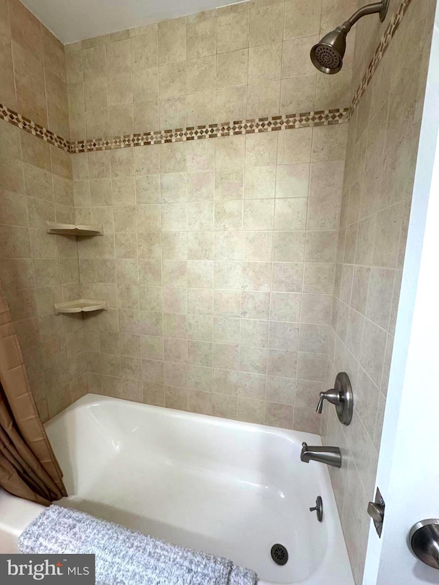 bathroom with shower / tub combo with curtain