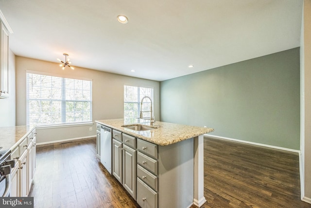 kitchen featuring dark wood-style flooring, a notable chandelier, a sink, gray cabinets, and baseboards
