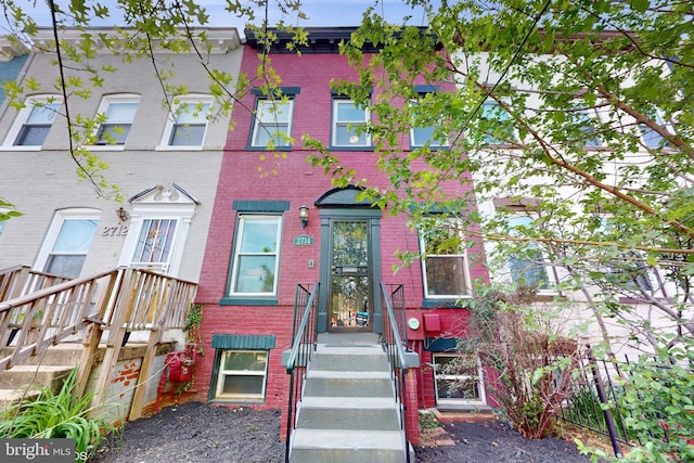 view of front facade featuring brick siding