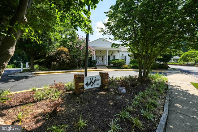 view of front of property featuring a ceiling fan