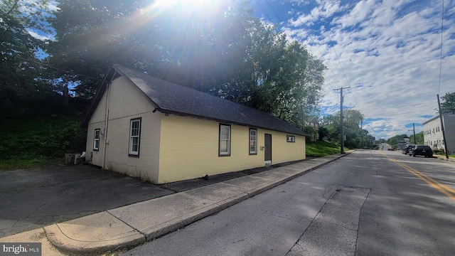 27 W Sixth St, Waynesboro, PA 17268 - view of side of home featuring a shingled roof and cooling unit