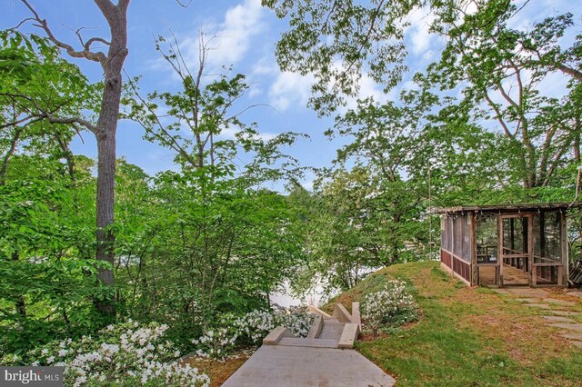 view of yard featuring exterior structure and an outdoor structure