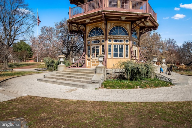 738 N Patterson Park Ave, Baltimore, MD 21205 - property entrance featuring a balcony